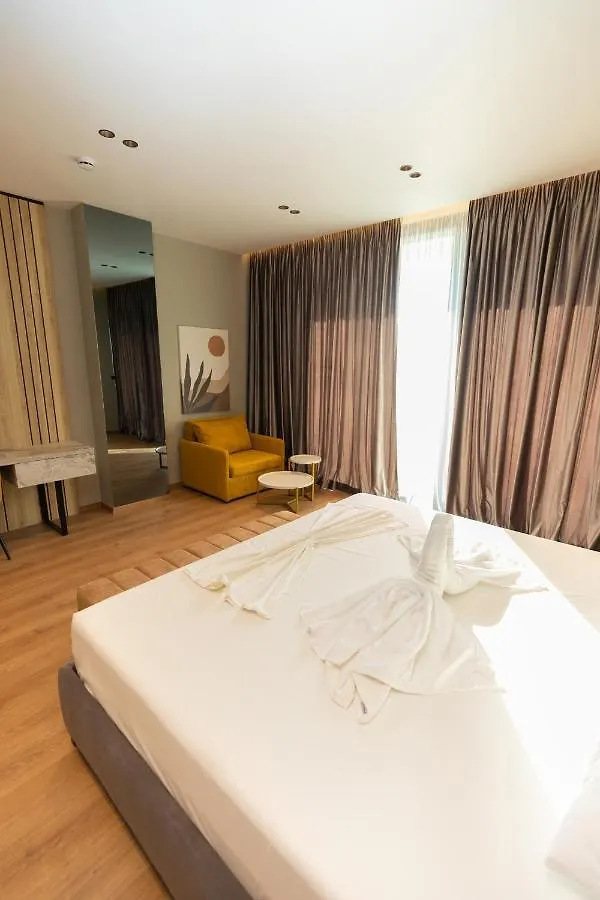 Esbjerg Hotel فلورا 4*,  ألبانيا
